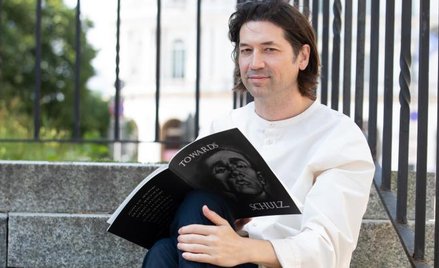 Mika Johnson (r. 1975) – pisarz, filmowiec, fotograf, artysta multimedialny. Ukończył Oberlin Colleg