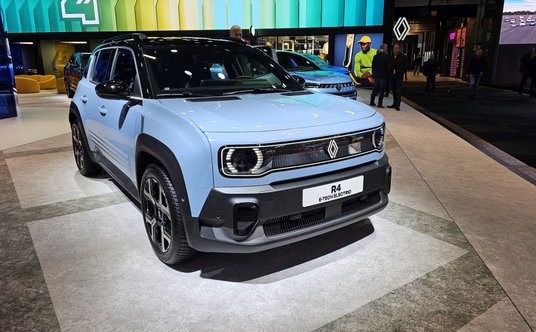 Tak wygląda produkcyjna wersja Renault 4. Crossover nieco większy od Renault 5 i utrzymany w stylu r