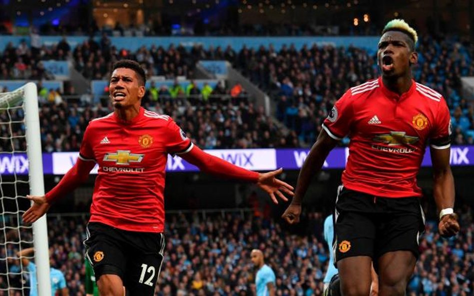 Chris Smalling (z lewej) i Paul Pogba – bohaterowie derbów Manchesteru.