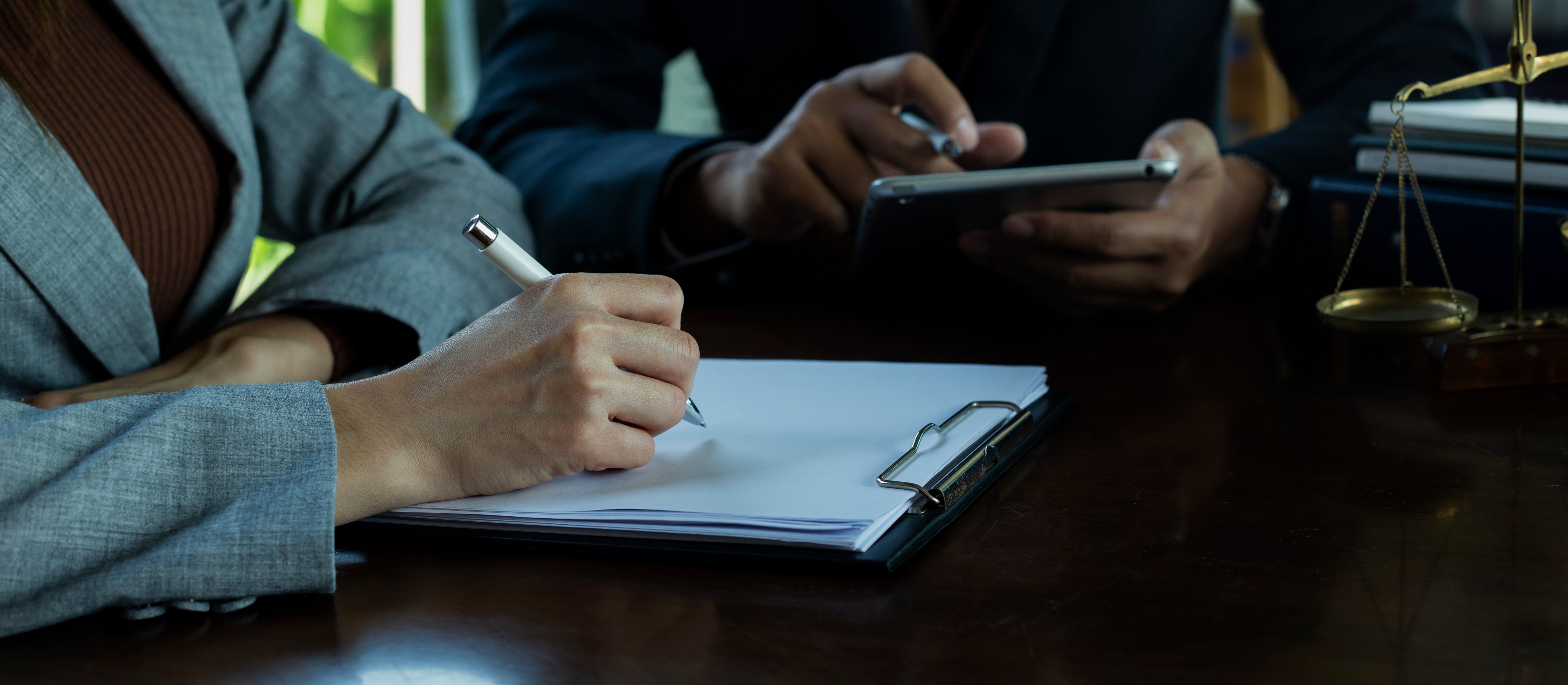 Mniejszy popyt na prawników w firmach. Na jakie zarobki mogą liczyć?