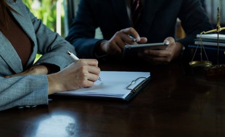 Różnice w zarobkach prawników są widoczne między miastami.