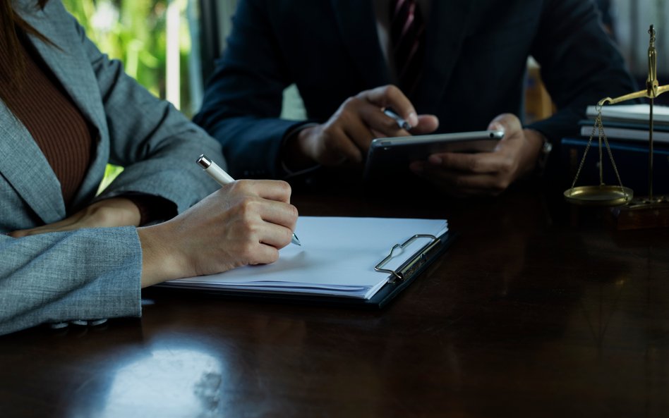 Różnice w zarobkach prawników są widoczne między miastami.