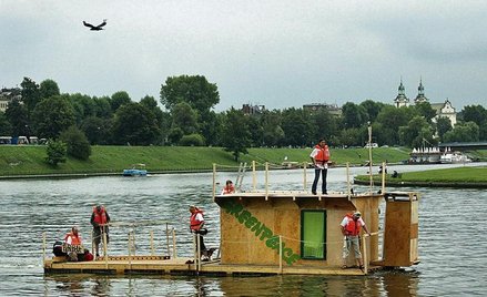 Tratwa „Perepłut” ma 10 m długości i 3 m szerokości, 12 cm zanurzenia