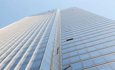 58–piętrowy budynek co roku przechyla się o ponad 7 centrymetrów. Wbicie 18 potężnych słupów w podło