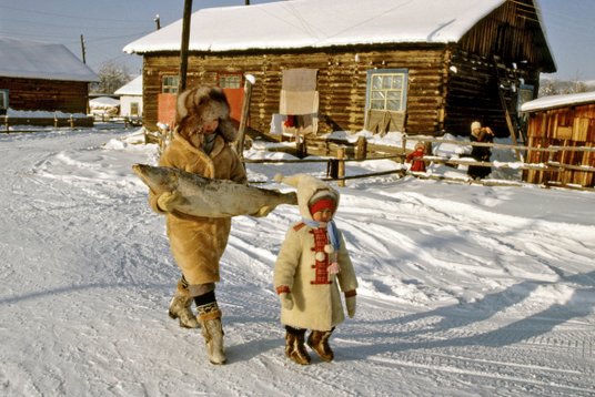 Ojmiakon, światowy biegun zimna (rekordowa temp.: -72 st. C). Lodówka jest tutaj mało przydatna