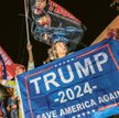 Zwolennicy Donalda Trumpa w pobliżu jego rezydencji na Florydzie (listopad 2022 r.) wzywają: „Ponown
