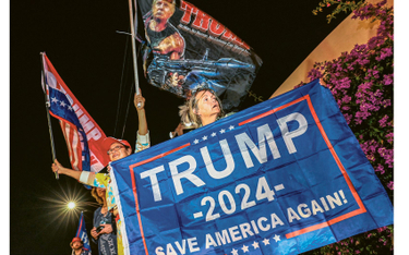 Zwolennicy Donalda Trumpa w pobliżu jego rezydencji na Florydzie (listopad 2022 r.) wzywają: „Ponown