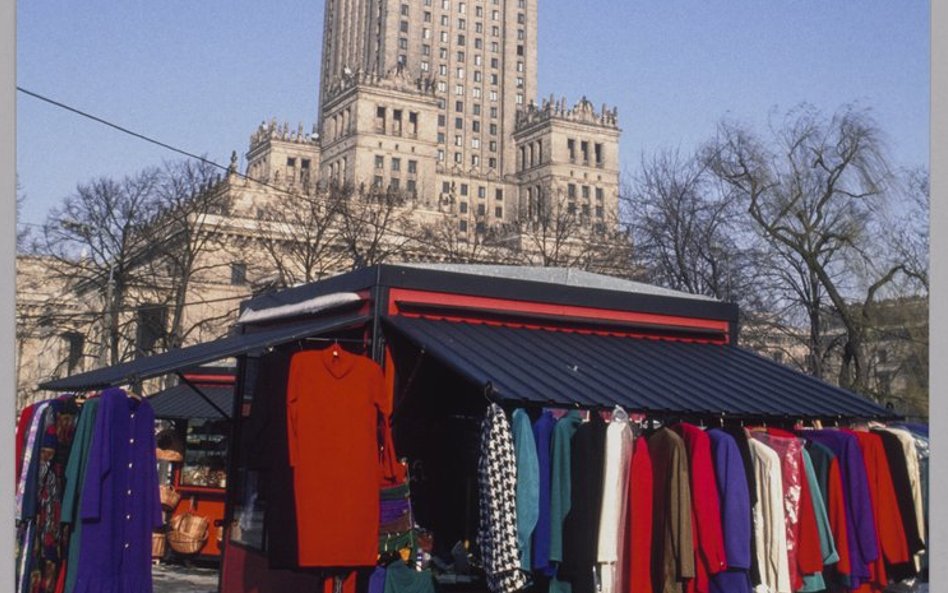 Budka z odzieżą na skwerze w rejonie dworca Warszawa-Śródmieście