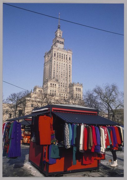 Budka z odzieżą na skwerze w rejonie dworca Warszawa-Śródmieście