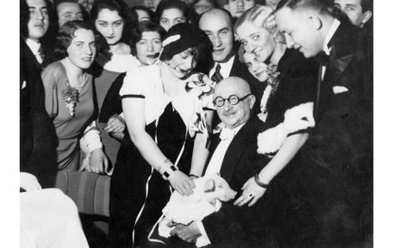 1932r. w lokalu Adria. ?Kierownik i współwłaściciel lokalu Franciszek Moszkowicz w otoczeniu uczestn