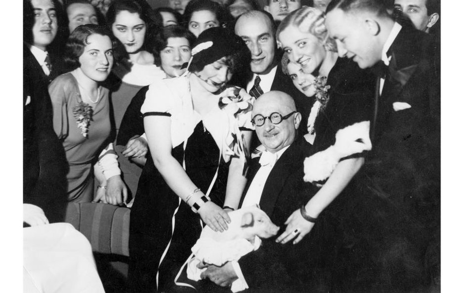 1932r. w lokalu Adria. ?Kierownik i współwłaściciel lokalu Franciszek Moszkowicz w otoczeniu uczestn