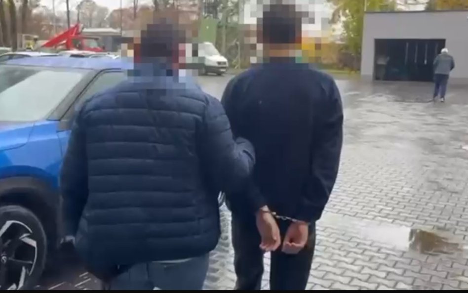 Czterech 17-latków wylądowało w areszcie, 16-latek w schronisku dla nieletnich. Na zdjęciu policjant