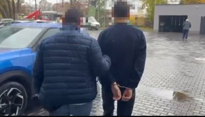Czterech 17-latków wylądowało w areszcie, 16-latek w schronisku dla nieletnich. Na zdjęciu policjant