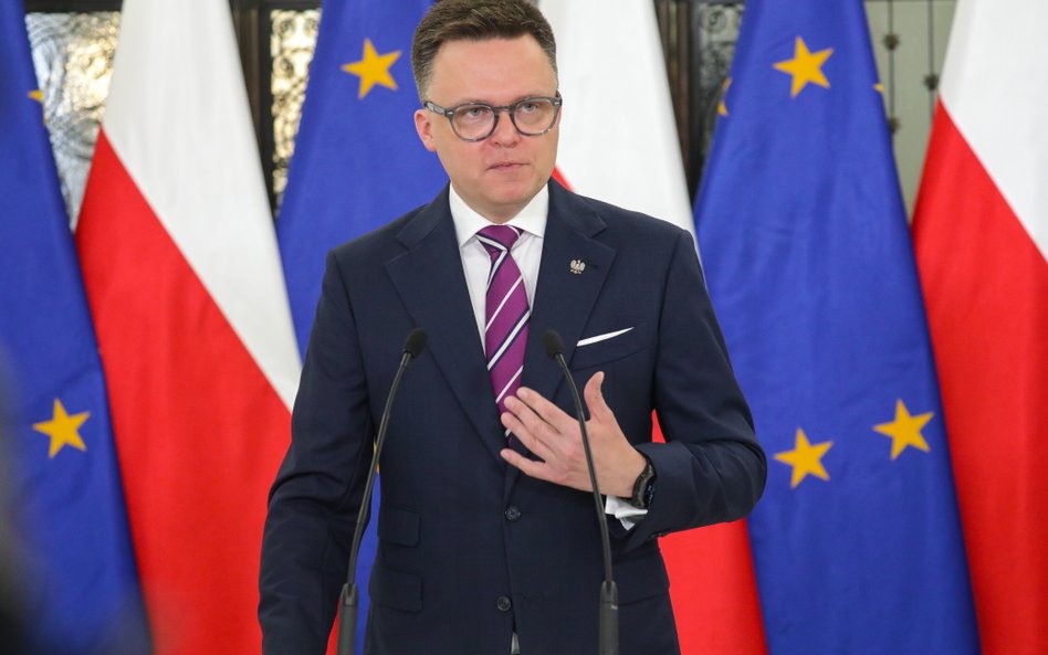 Marszałek Sejmu Szymon Hołownia podczas konferencji prasowej przed posiedzeniem Sejmu