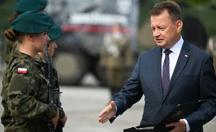 Mariusz Błaszczak w czasie przysięgi wojskowej w Nisku