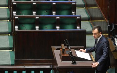 Minister finansów Andrzej Domański na sali obrad Sejmu. Posłowie PiS opuścili salę plenarną Sejmu