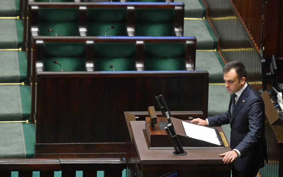 Minister finansów Andrzej Domański na sali obrad Sejmu. Posłowie PiS opuścili salę plenarną Sejmu