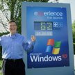 Bill Gates, prezes firmy Microsoft, prezentuje oryginał programu Windows XP (zapisany na płytce) na 