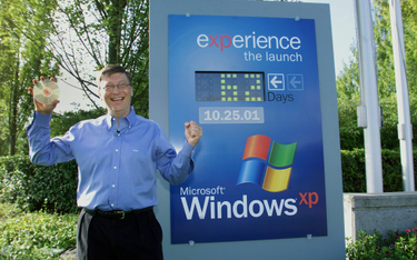 Bill Gates, prezes firmy Microsoft, prezentuje oryginał programu Windows XP (zapisany na płytce) na 