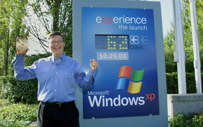 Bill Gates, prezes firmy Microsoft, prezentuje oryginał programu Windows XP (zapisany na płytce) na 