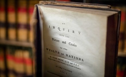 Pierwsze wydanie książki „Bogactwo narodów” szkockiego ekonomisty i filozofa Adama Smitha wystawione