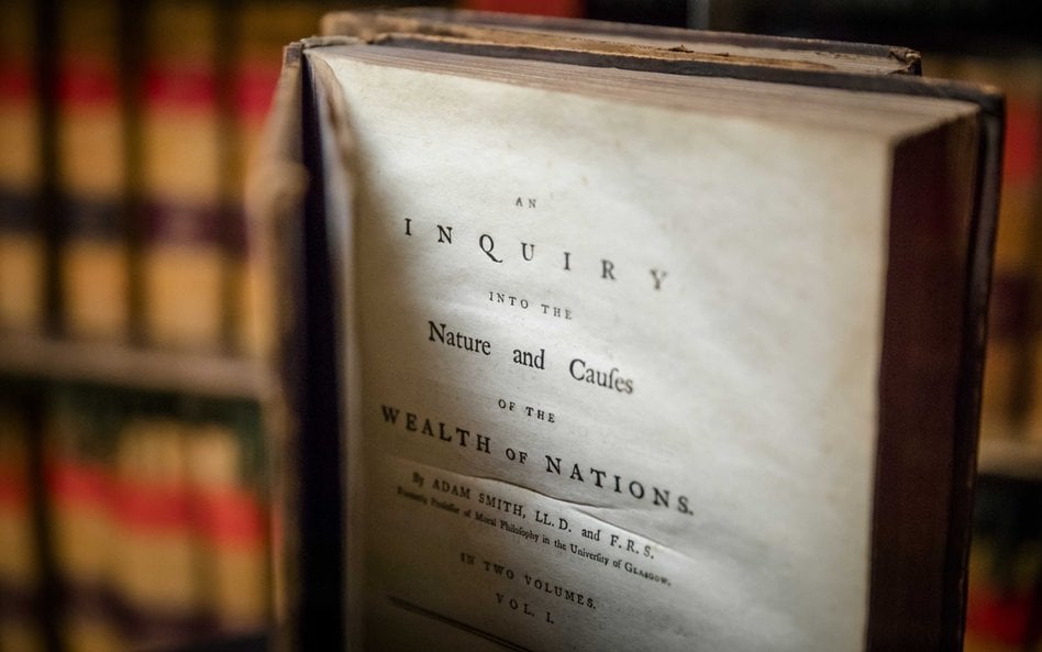 Pierwsze wydanie książki „Bogactwo narodów” szkockiego ekonomisty i filozofa Adama Smitha wystawione