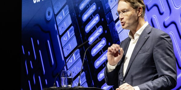 Elektryczna rewolucja hamuje. Stellantis tnie miliardy, a branża zmienia kurs