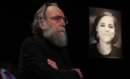 Aleksander Dugin podczas pogrzebu córki