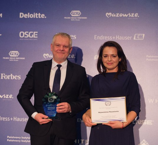 Nagrodę w imieniu marszałka odebrali Marcin Podgórski, dyrektor Departamentu Gospodarki Odpadami, Em