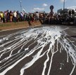 Francuscy farmerzy walczą z tanim, importowanym mlekiem. Na zdjęciu blokada w Lyonie