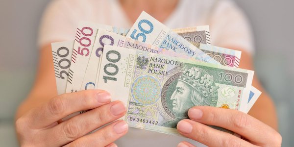 Nietypowy system dopłat do pracowników. Jeden miesiąc płaci państwo, drugi firma