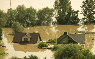 Jeżeli mieszkamy w pobliżu rzeki, to prawdopodobieństwo zalania domu w wyniku powodzi jest duże.