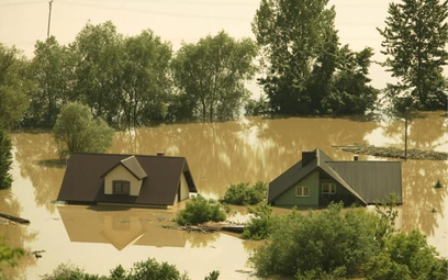 Jeżeli mieszkamy w pobliżu rzeki, to prawdopodobieństwo zalania domu w wyniku powodzi jest duże.