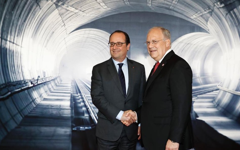 Na uroczystości był też prezydent Francji Francois Hollande, na zdjęciu z prezydentem Szwajcarii Joh