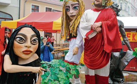 Ubiegłoroczny Korowód Bachusa przyciągnął tłumy widzów.