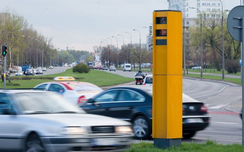 Rejestratory przejazdów na czerwonym świetle ustawiły niektóre samorządy (na zdjęciu w stolicy, skrz