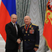 Pięć lat temu na Kremlu: prezydent Putin wręcza kosmonaucie Leonowowi medal "Za zaslugi dla Ojczyzny