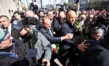 Gorące powitanie Tuska w Warszawie