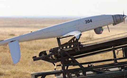 Bezzałogowiec Skylark 3 Hybrid na wyrzutni pneumatycznej.