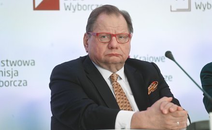 Członek PKW Ryszard Kalisz podczas konferencji prasowej.