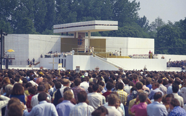 Msza święta celebrowana przez Jana Pawła II na krakowskich Błoniach podczas I pielgrzymki papieża do
