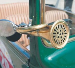 Urocze detale, jak ten stylowy klakson, przypominają o technologicznym postępie w motoryzacji.