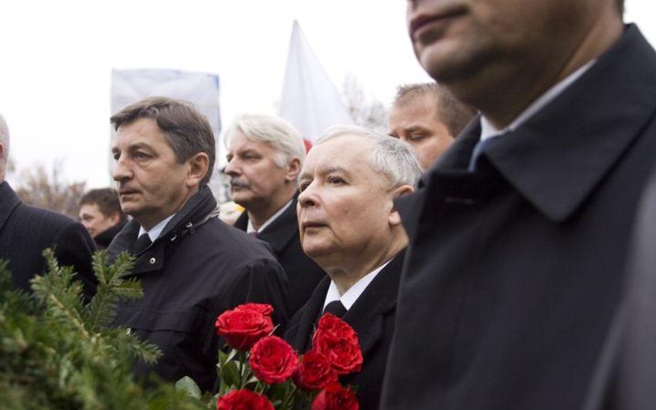 Jarosław Kaczyński i politycy PiS przed Pałacem Prezydenckim