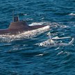 Helikopter MH-60S Seahawk unosi się w pobliżu okrętu podwodnego typu 212A z silnikiem Diesla (U-34) 