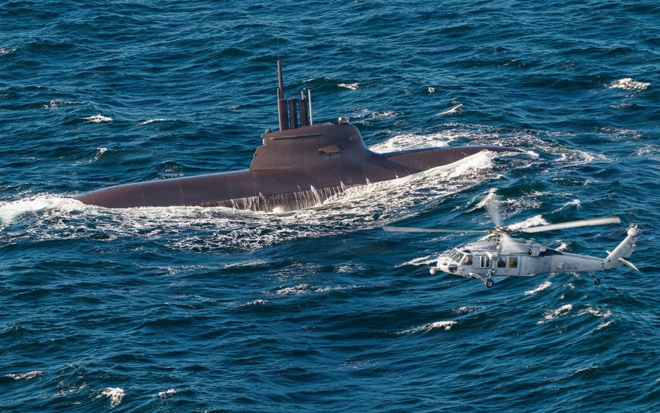 Helikopter MH-60S Seahawk unosi się w pobliżu okrętu podwodnego typu 212A z silnikiem Diesla (U-34) 