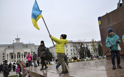 Dziecko z ukraińską flagą w centrum wyzwolonego Chersonia