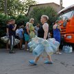 Mieszkańcy Doniecka czekają w kolejce, aby odebrać wodę dostarczoną cysterną