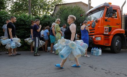 Mieszkańcy Doniecka czekają w kolejce, aby odebrać wodę dostarczoną cysterną