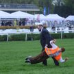 Aktywista organizacji klimatycznej "Ostatnie Pokolenie" zakłócający otwarcie sezonu wyścigów konnych