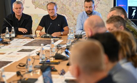 Donald Tusk podczas spotkania sztabu kryzysowego we Wrocławiu we wrześniu 2024 roku.